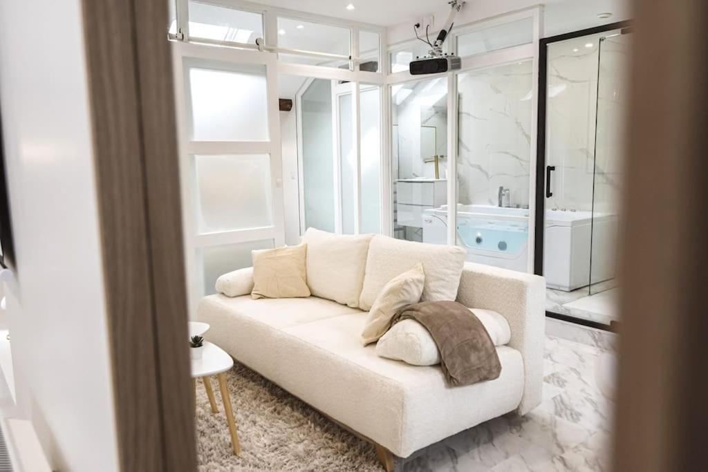 Oasis Chic - Spa Prive & Cinema Reims Buitenkant foto